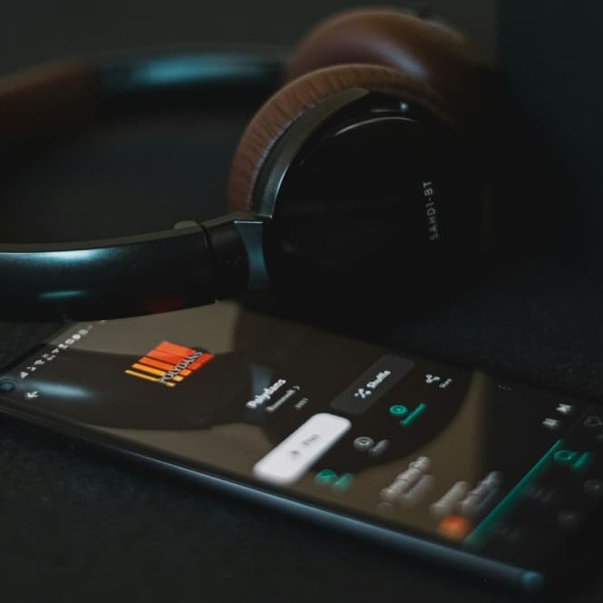 AXIS Daftar Lagu Bucin Indonesia yang Relate dengan Perasaan image gambar